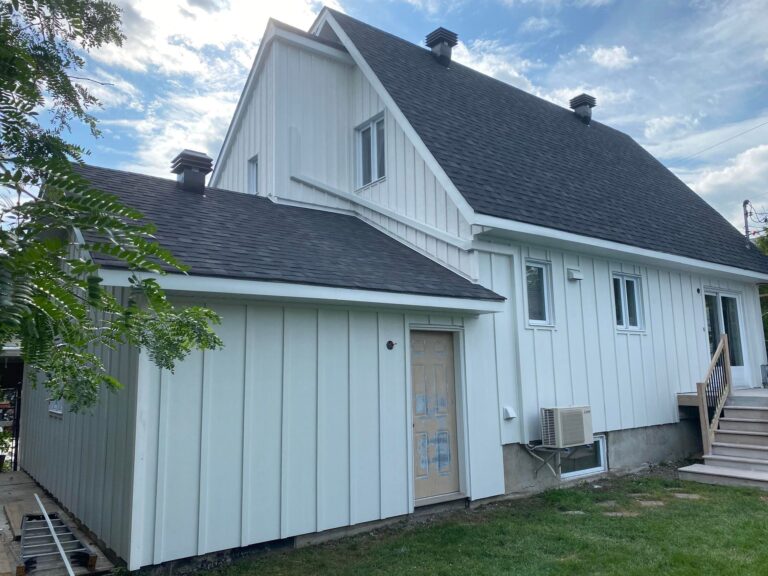 Maison blanche à déclin vertical, toiture en bardeaux, gouttière et fascia blancs — Gouttières et Revêtements Synergy
